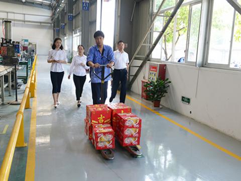 emc易倍集团工会开展“夏日送清凉”活动